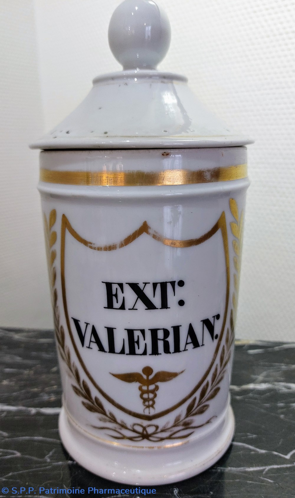 Pot faïence blanche EXT: VALERIAN: science pharmacie pot faience blanche ext valerian