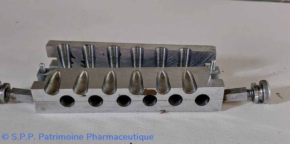 Moules à suppositoires 12 alvéoles MARISOO 4 science pharmacie moules a suppositoires 12 alveoles marisoo