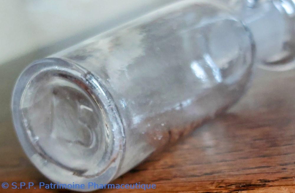 8 - Flacon cylindrique en forme de cruche - diamètre 2.5 6 science pharmacie 8 flacon cylindrique en forme de cruche diametre 2 5