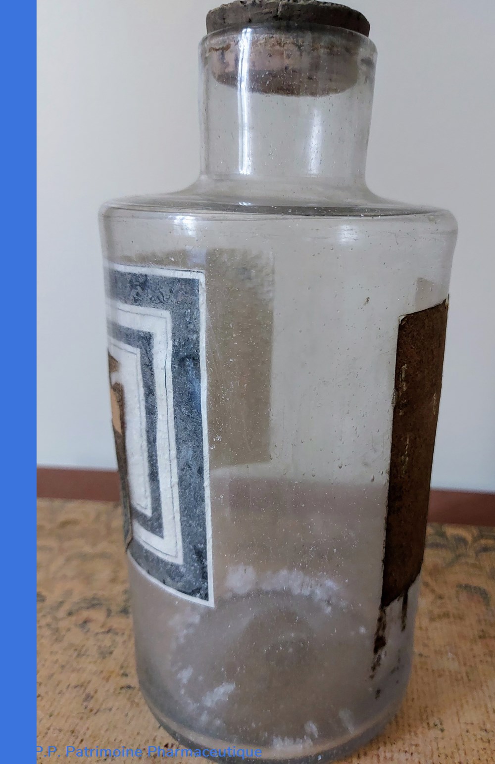 Flacon en verre transparent (Illisible) 5 science pharmacie flacon en verre transparent illisible
