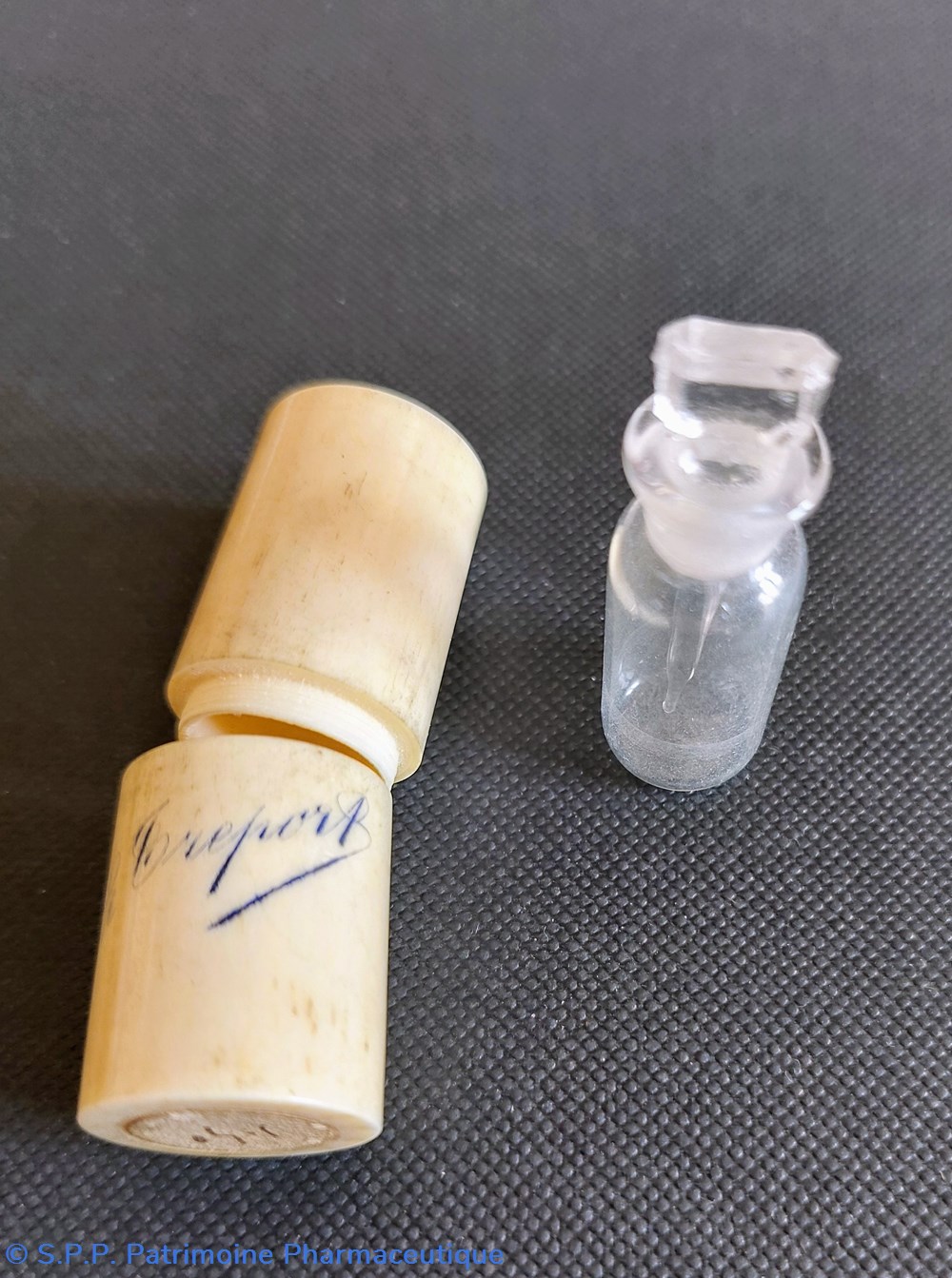 science a 4 petite fiole avec stylet en verre