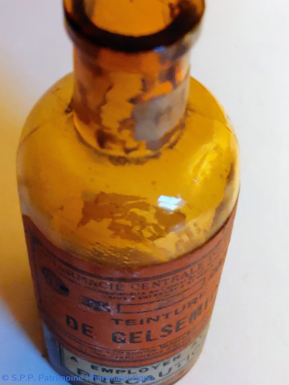 science pharmacie flacon 10 cm verre ambre teinture de gelsemium