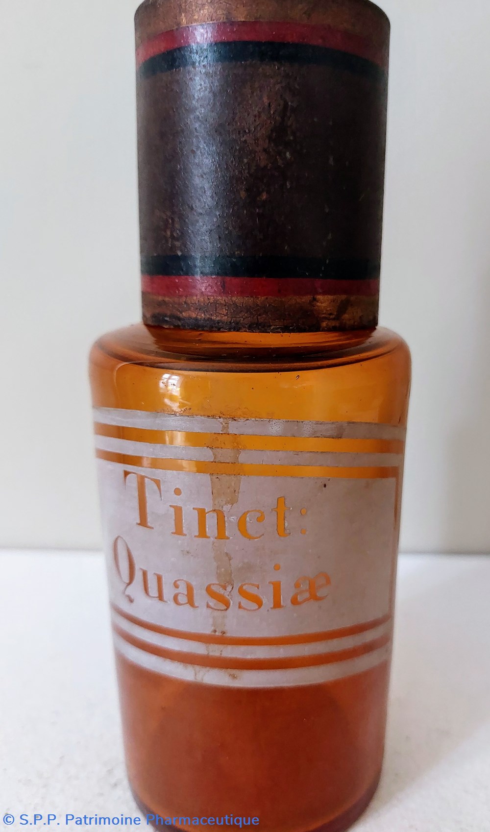 Tinct : Quassiae- Flacon en verre ambré science pharmacie tinct quassiae flacon en verre ambre