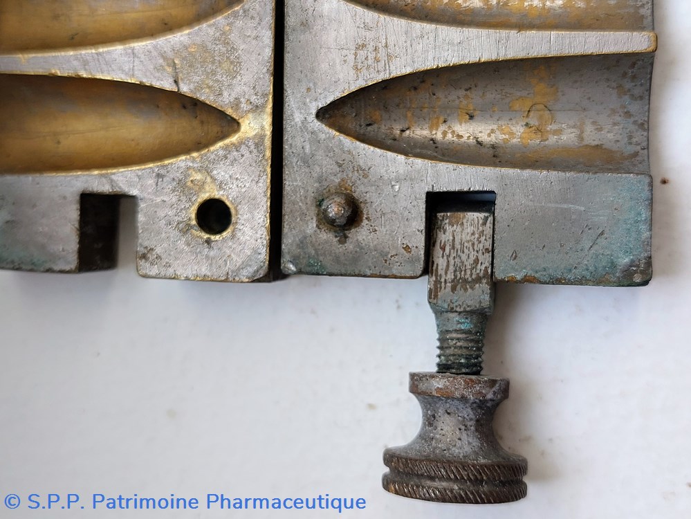 Moule en laiton 6 suppositoires 349 - 3 G 7 science pharmacie moule en laiton 6 suppositoires 349 3 g
