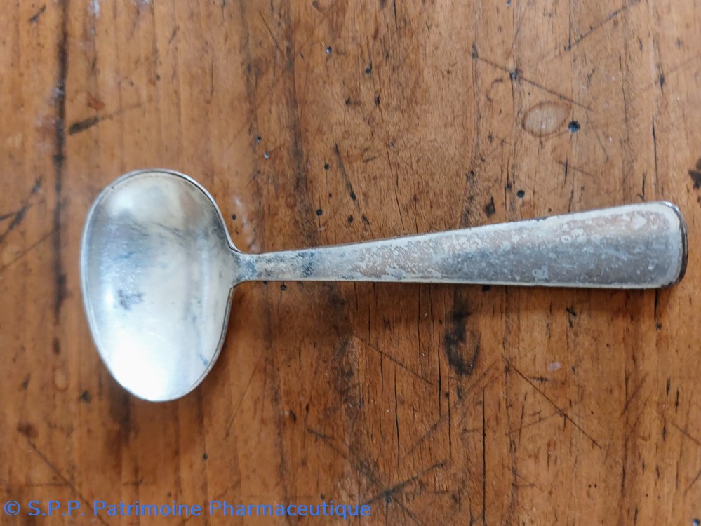science pharmacie cuillere a bouillie en metal argente
