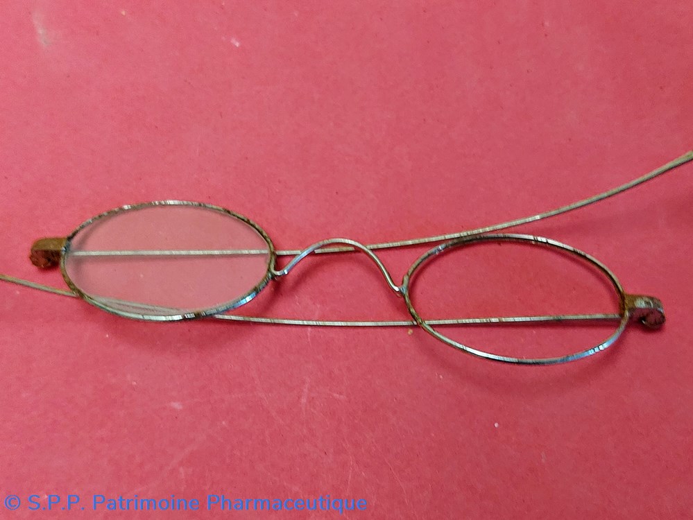 science pharmacie lunettes essais avec branches droites