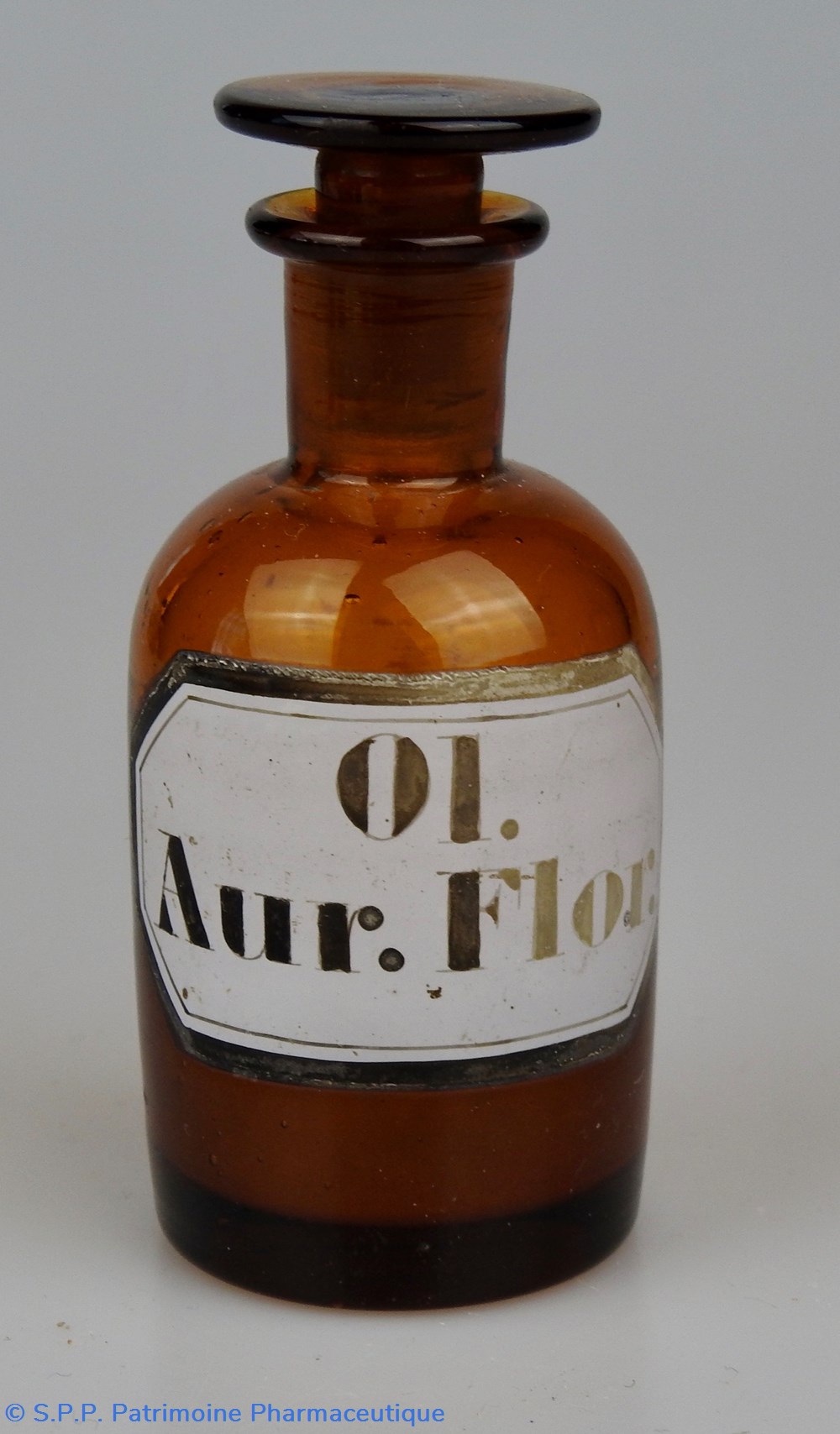 Flacon de pharmacie en verre ambré petit modèle avec étiquette science flacon de pharmacie en verre ambre petit modele avec etiquette