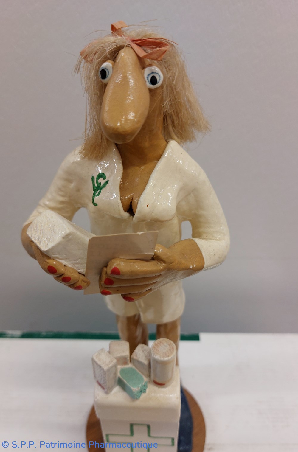Figurine d'une pharmacienne 2 objets publicitaires figurine une pharmacienne