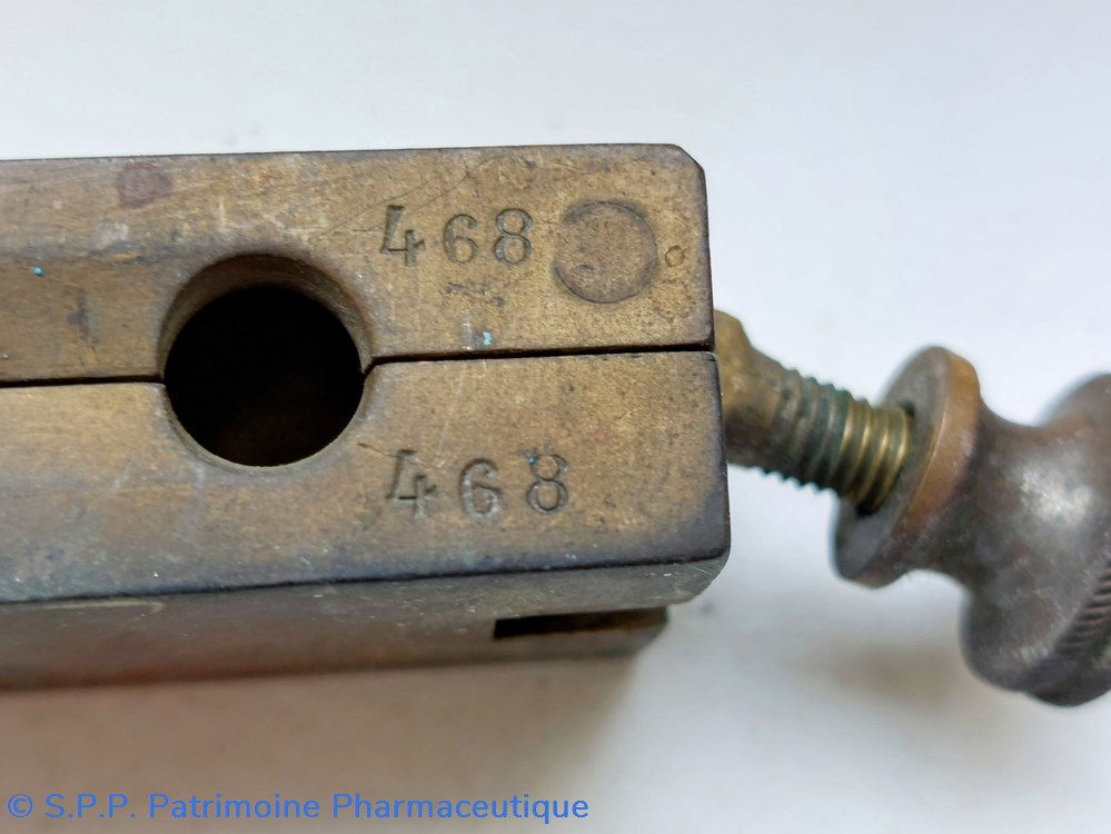 Moule en laiton 12 suppositoires 8 mm 2 science pharmacie moule en laiton 12 suppositoires 8 mm