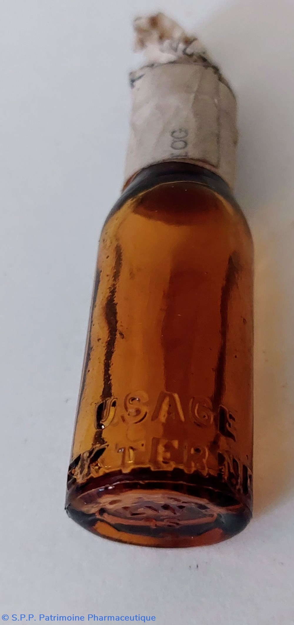 science pharmacie petit flacon vide demi cylindrique et 6 pans