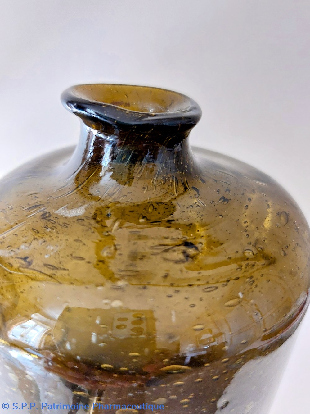 science pharmacie bouteille avec petit goulot en verre fume et bulle