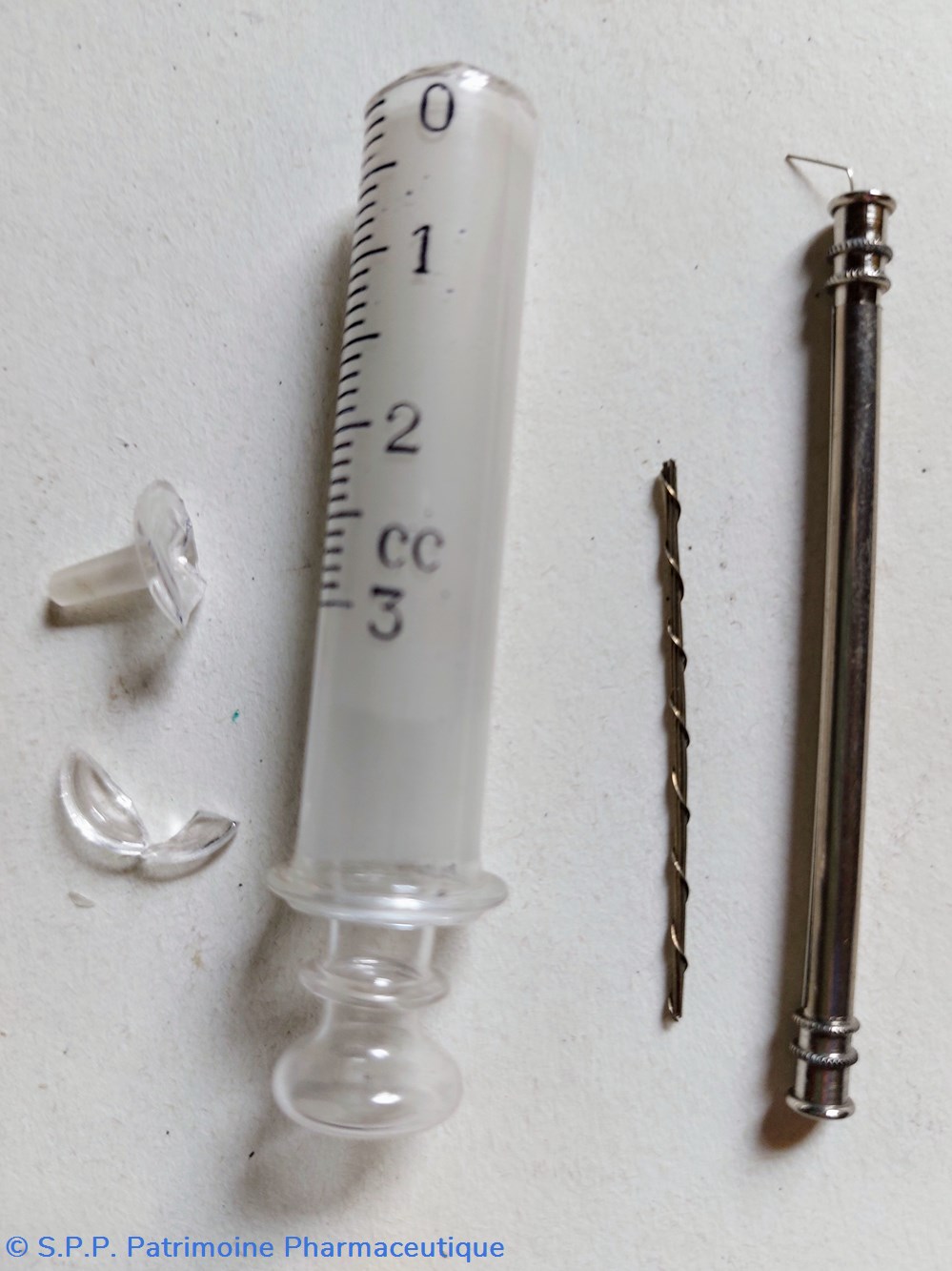 Seringue graduée 1 à 3 CC dans boîtier alu 3 science pharmacie seringue graduee 1 a 3 cc dans boitier alu