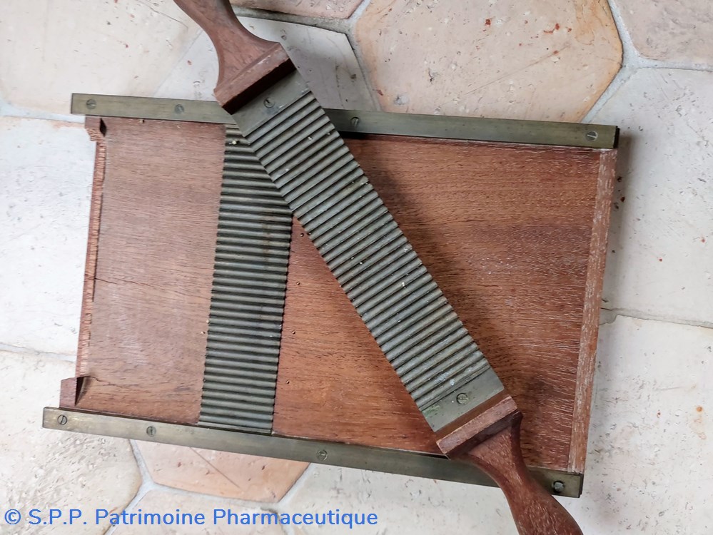 Pilulier ancien en bois et laiton 5 science pharmacie pilulier ancien en bois et laiton