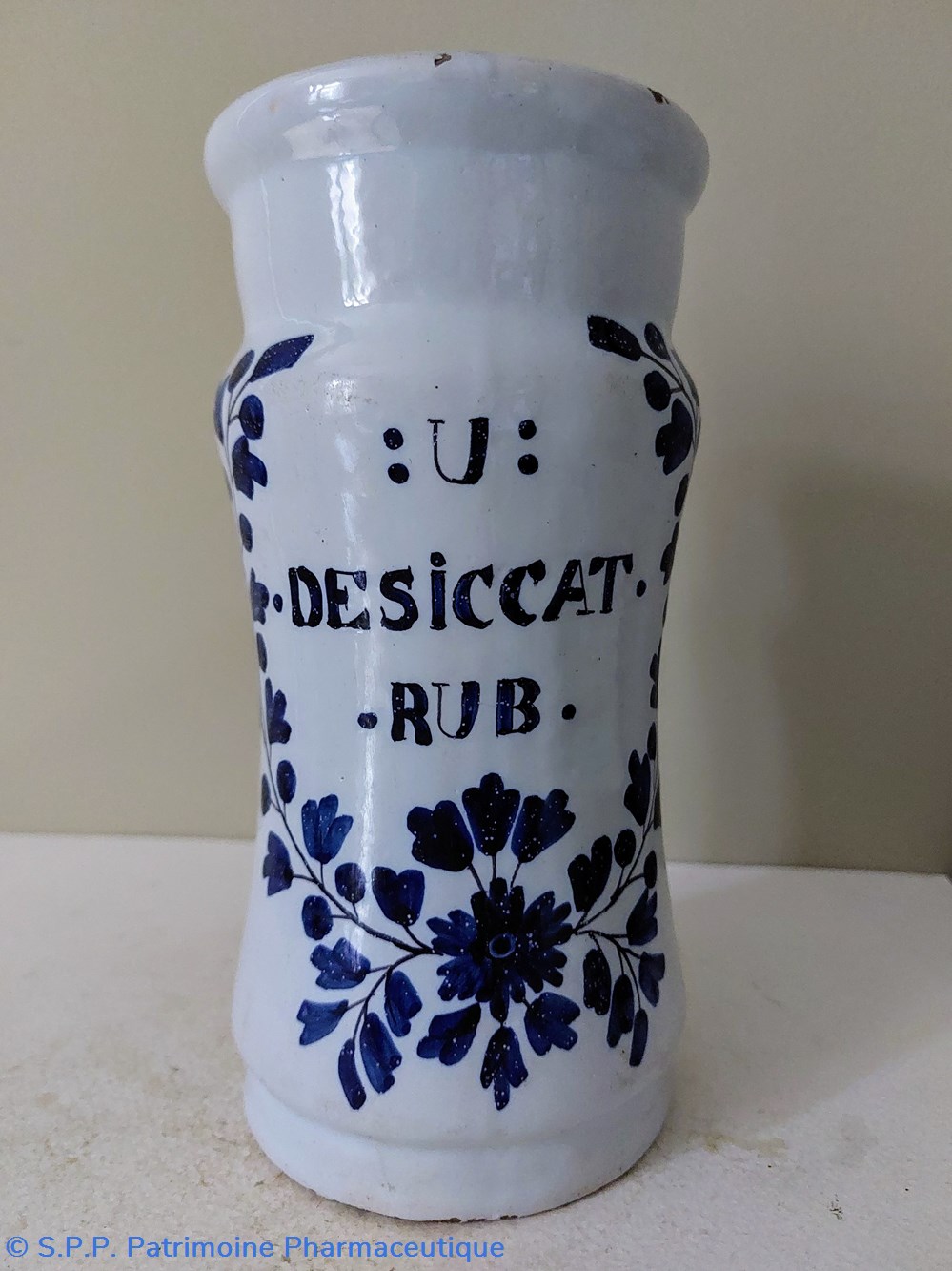 science pharmacie albarello faience u desicat rub decor bleu