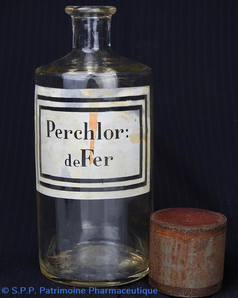 Flacon en verre petit modèle étiquette blanche Pharmacie RAVASSE 3 science flacon en verre petit modele etiquette blanche pharmacie ravasse