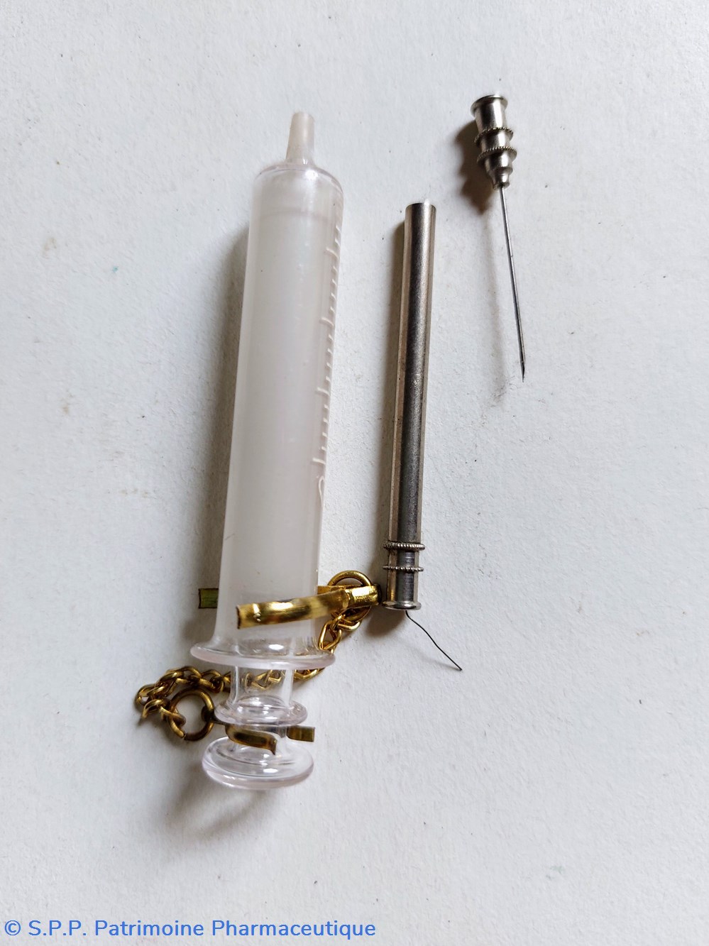 Seringue 7 cm graduée dans boîtier inox 9.5 cm 3 science pharmacie seringue 7 cm graduee dans boitier inox 9 5 cm