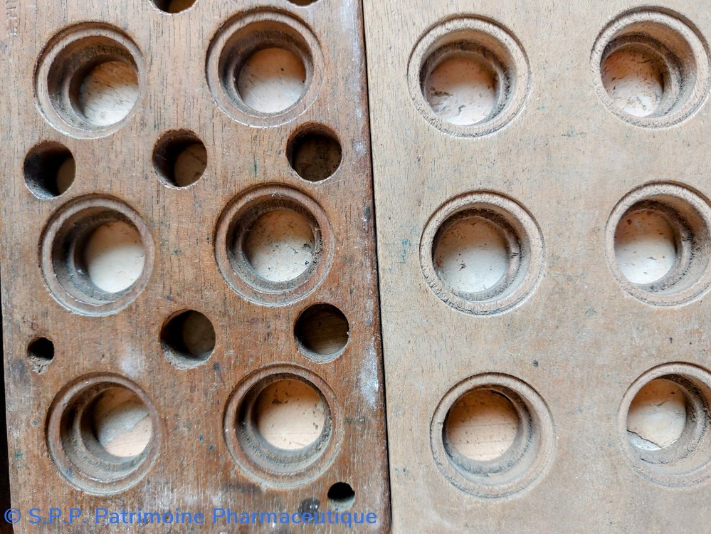 science pharmacie cachets grilles en bois alveolees 27 sur 9 cm
