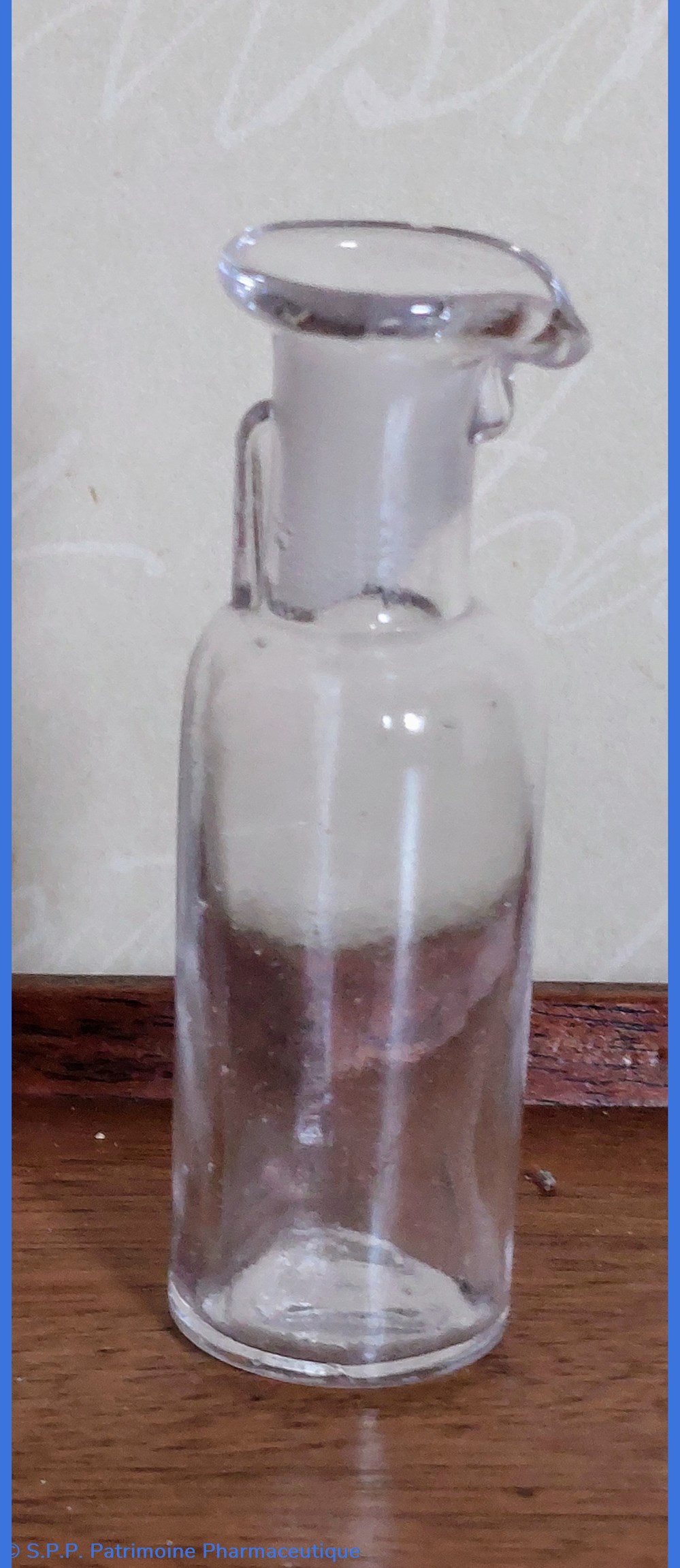 8 - Flacon cylindrique en forme de cruche - diamètre 2.5 science pharmacie 8 flacon cylindrique en forme de cruche diametre 2 5
