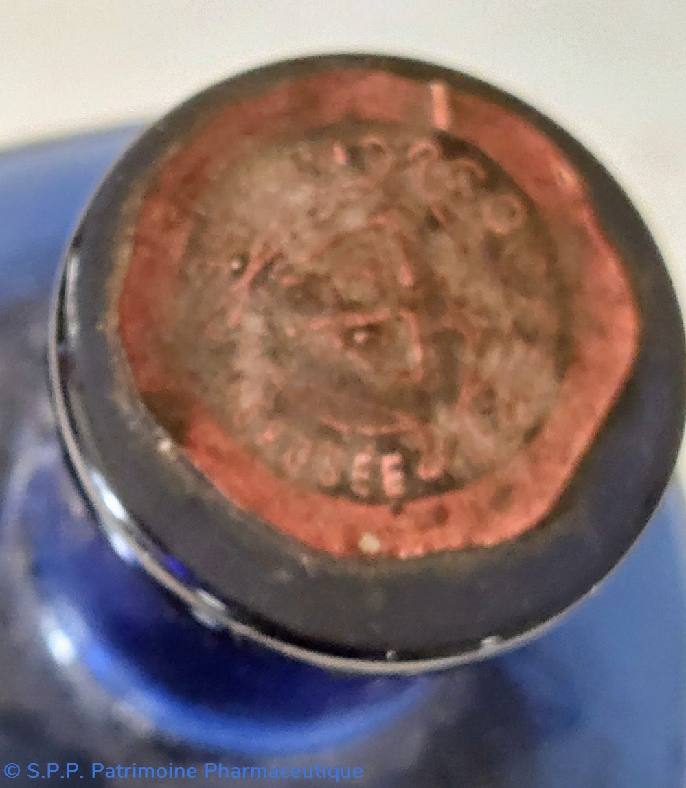 science pharmacie bleu bouteille base carree ess de cannelle