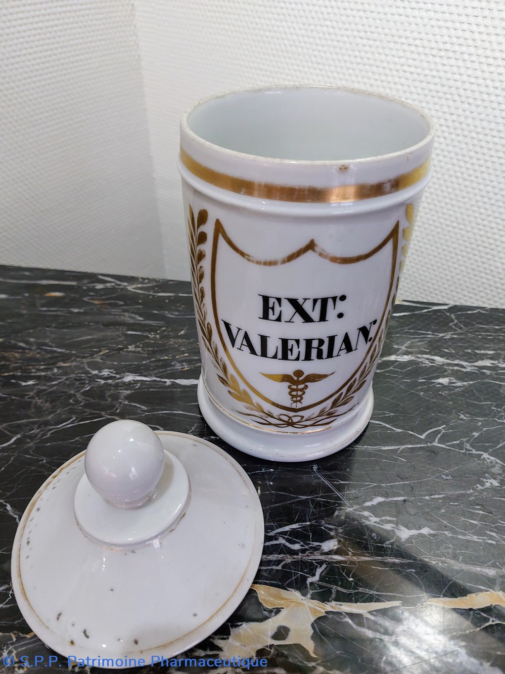 Pot faïence blanche EXT: VALERIAN: 3 science pharmacie pot faience blanche ext valerian