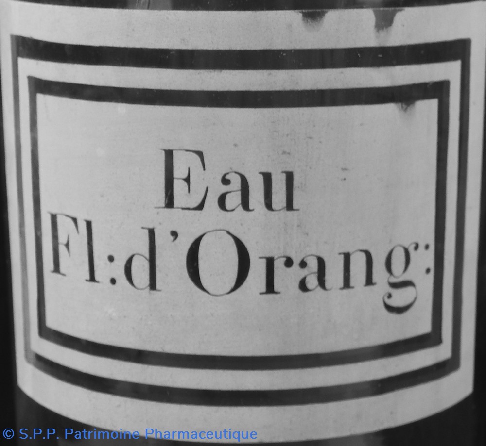 Flacon en verre très grand modèle étiquette blanche Pharmacie RAVASSE 2 science flacon en verre tres grand modele etiquette blanche pharmacie ravasse