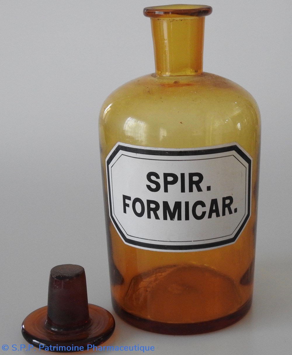 Flacon de pharmacie Moyen modèle en verre ambré avec étiquette à lettres noires sur fond blanc 2 science flacon de pharmacie moyen modele en verre ambre avec etiquette a lettres noires sur fond blanc
