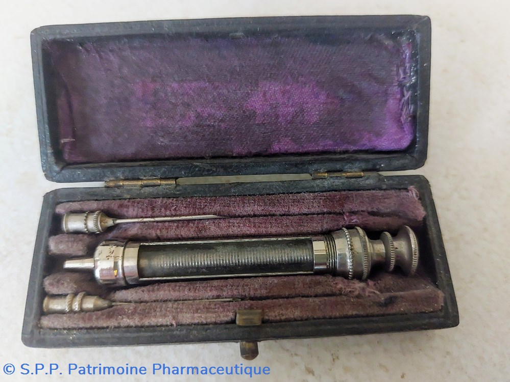 science pharmacie trousse urgence de poche petite seringue
