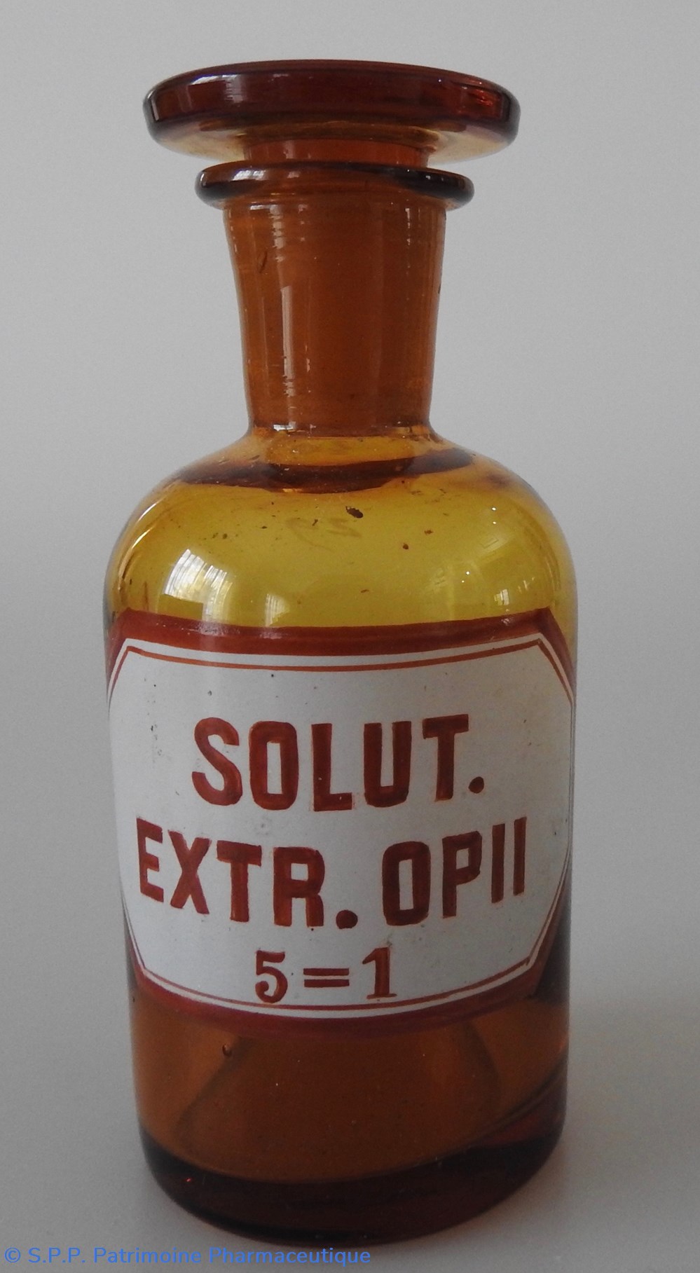 Flacon de pharmacie en verre ambré petit modèle à étiquette blanche et rouge, forme bouteille science flacon de pharmacie en verre ambre petit modele a etiquette blanche et rouge forme bouteille