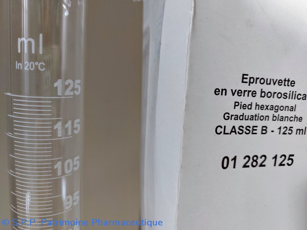 Éprouvette sur pied graduée 15 à 125 4 science pharmacie eprouvette sur pied graduee 15 a 125