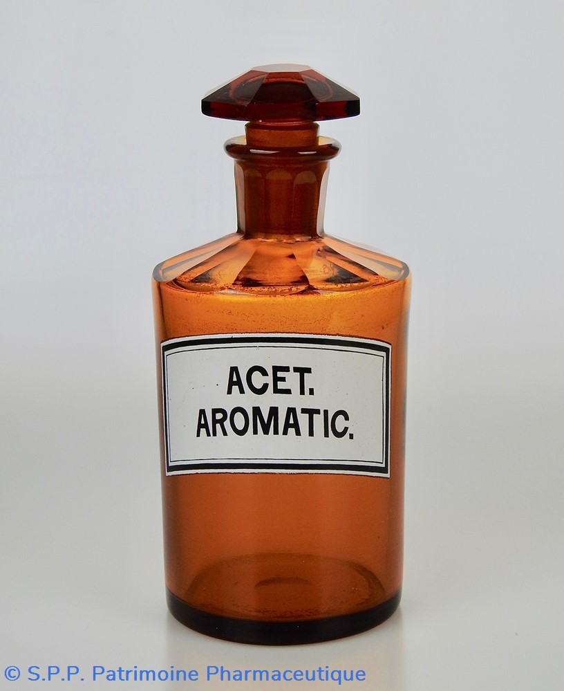 Flacon de pharmacie en verre ambré moyen modèle à étiquette blanche et noire science flacon de pharmacie en verre ambre moyen modele a etiquette blanche et noire