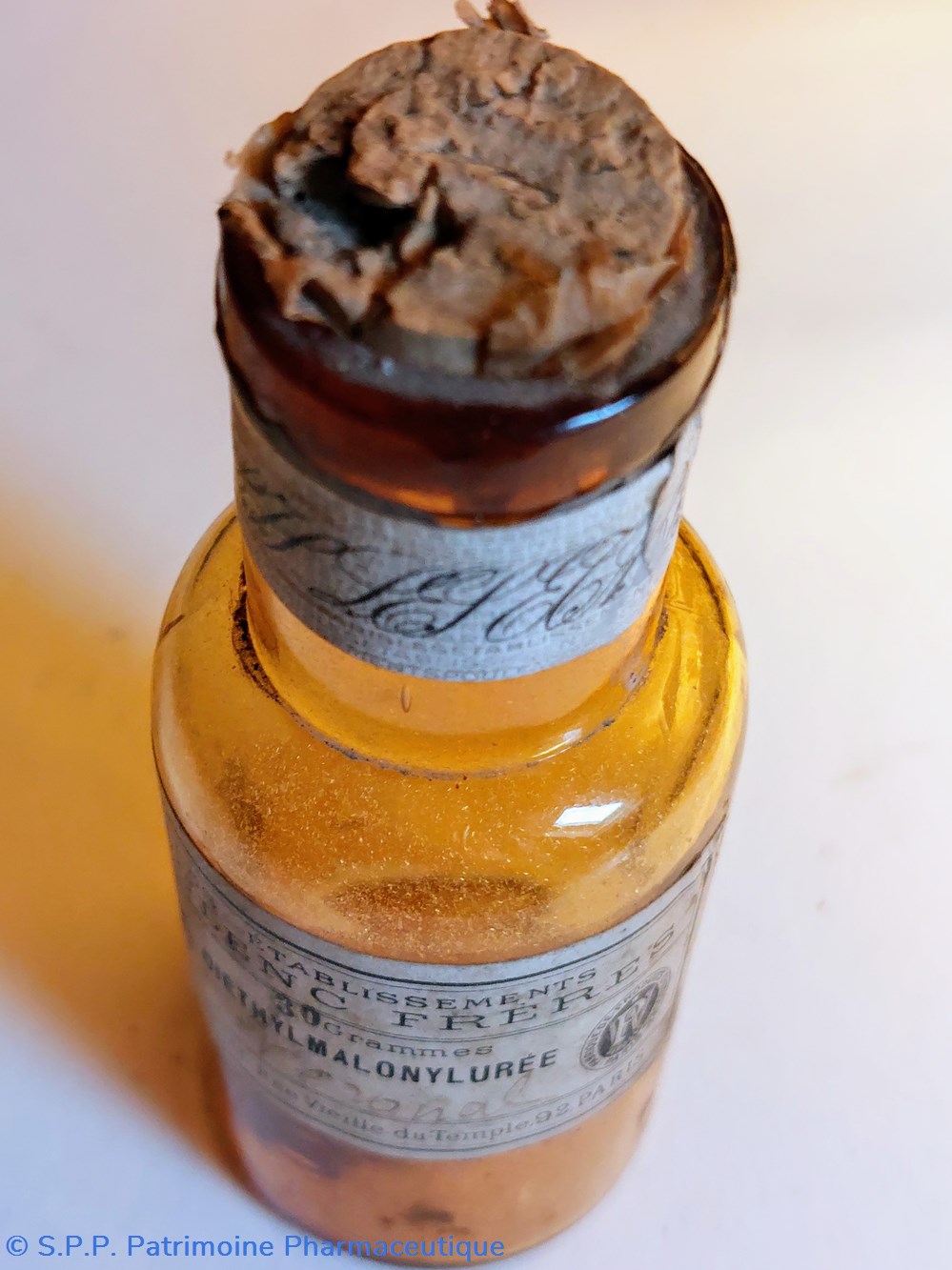 Flacon 9cm " Diethylmalonylurée" R. P. 7 science pharmacie flacon 9cm diethylmalonyluree r p
