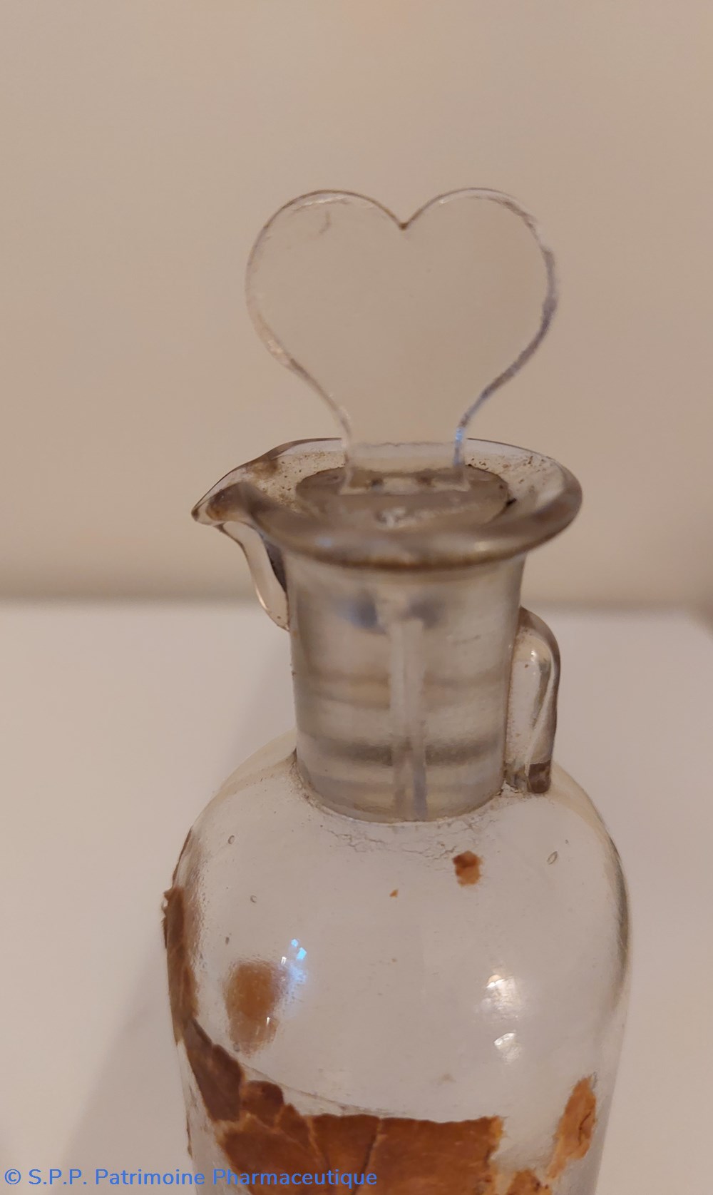 science pharmacie flacon a bec verseur en verre blanc