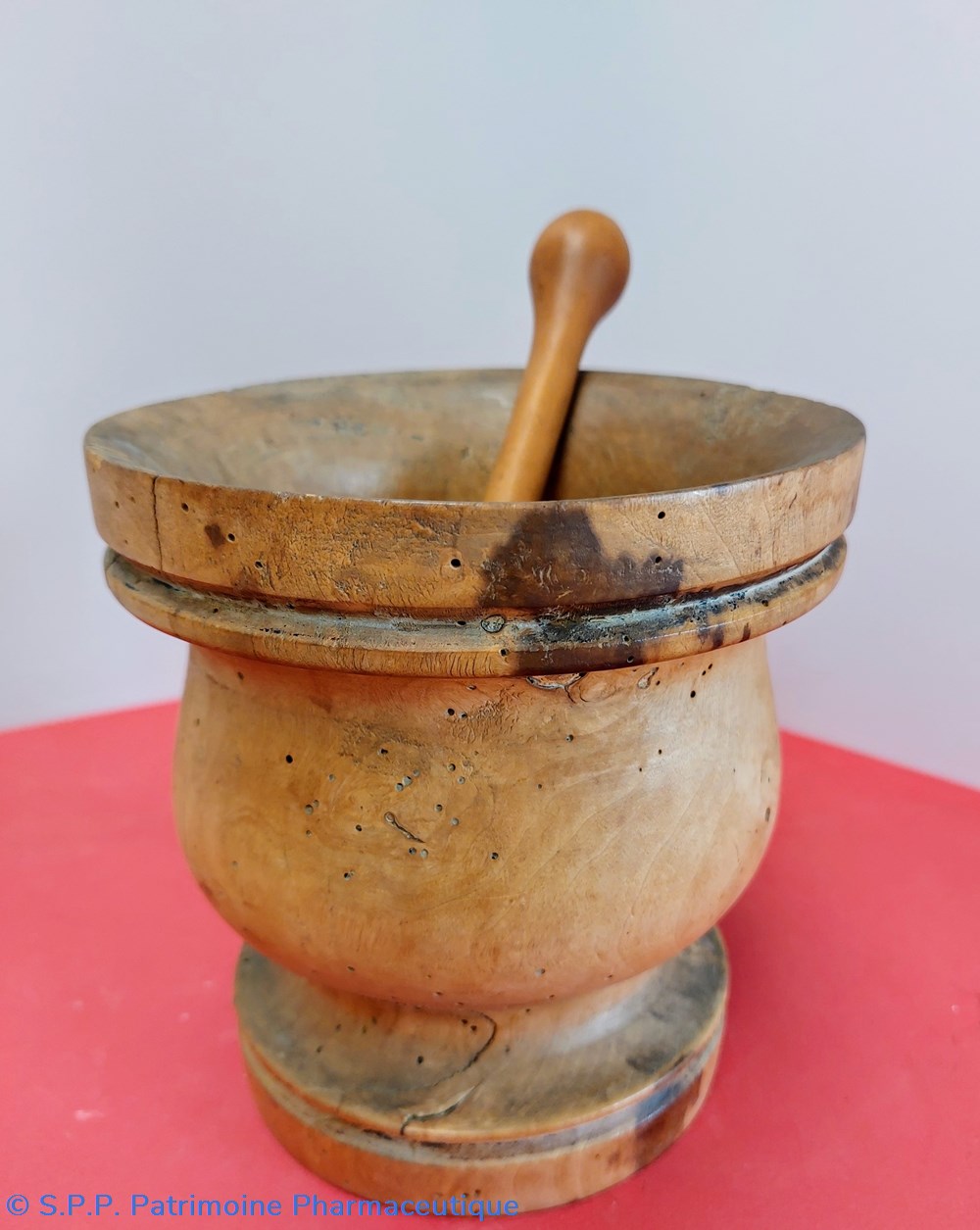 science pharmacie mortier en bois avec un pilon