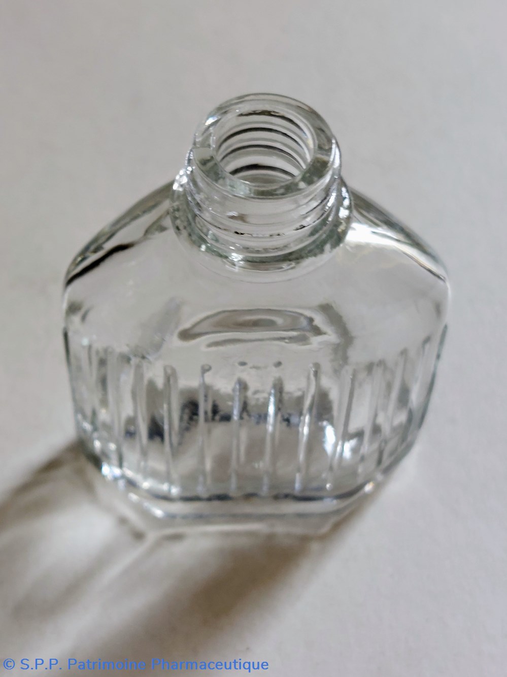 6 - Flacon bas en verre strié-forme hexagonale 6 science pharmacie 6 flacon bas en verre strie forme hexagonale
