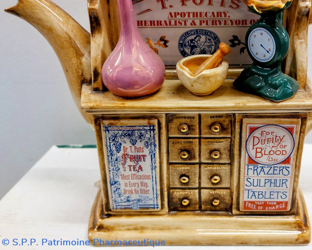 Pharmacie en faïence / théière de collection 5 objets publicitaires pharmacie en faience theiere de collection