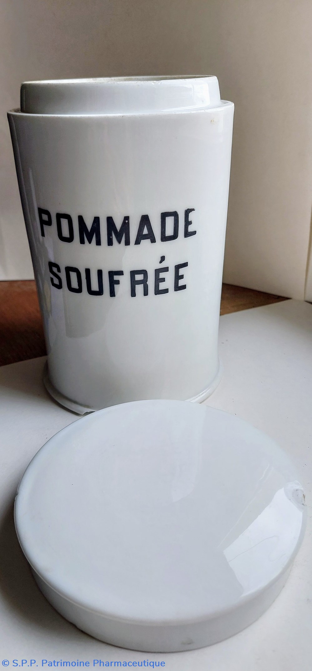 Pommade Soufrée - Pot de Pharmacie 2 science pommade soufree pot de pharmacie