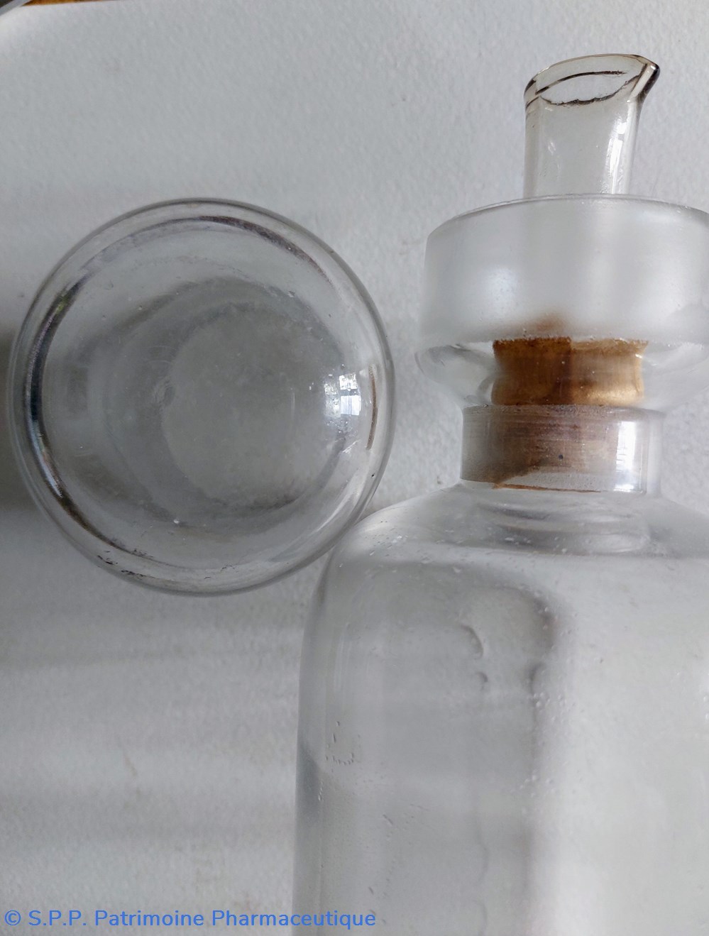 Flacon à bec verseur amovible "N1" verre incolore 2 science pharmacie flacon a bec verseur amovible n1 verre incolore