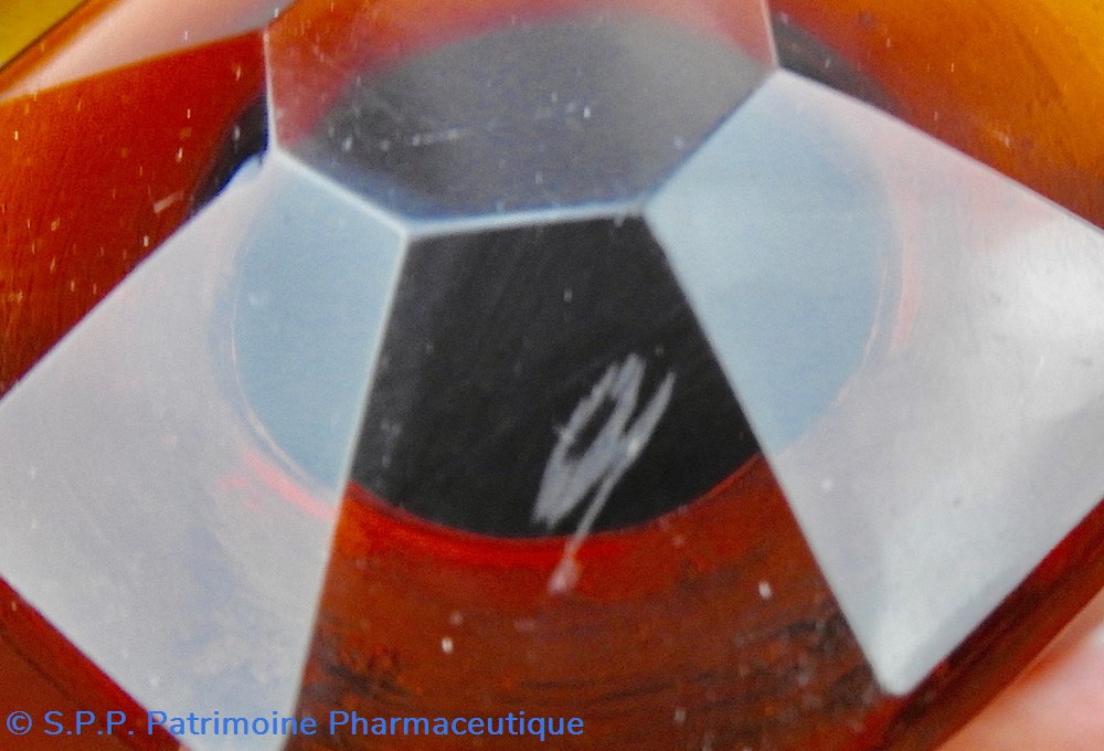 Flacon de pharmacie en verre ambré moyen modèle à étiquette blanche et noire 4 science flacon de pharmacie en verre ambre moyen modele a etiquette blanche et noire