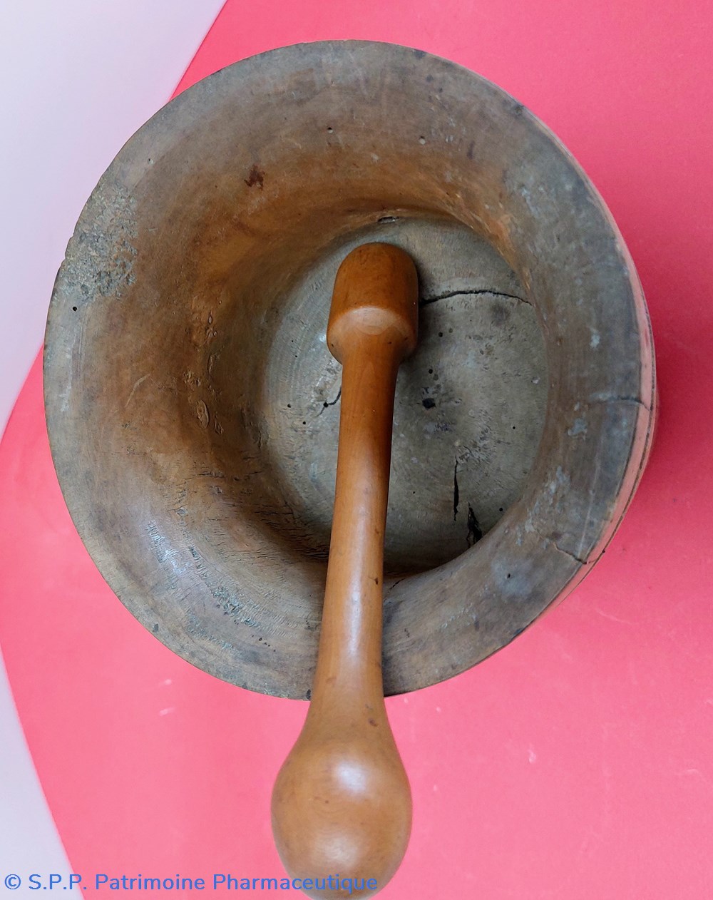 science pharmacie mortier en bois avec un pilon