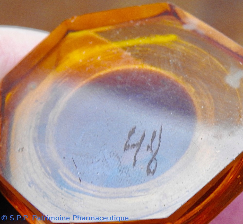 Flacon de pharmacie en verre ambré moyen modèle à étiquette blanche et transparente 4 science flacon de pharmacie en verre ambre moyen modele a etiquette blanche et transparente