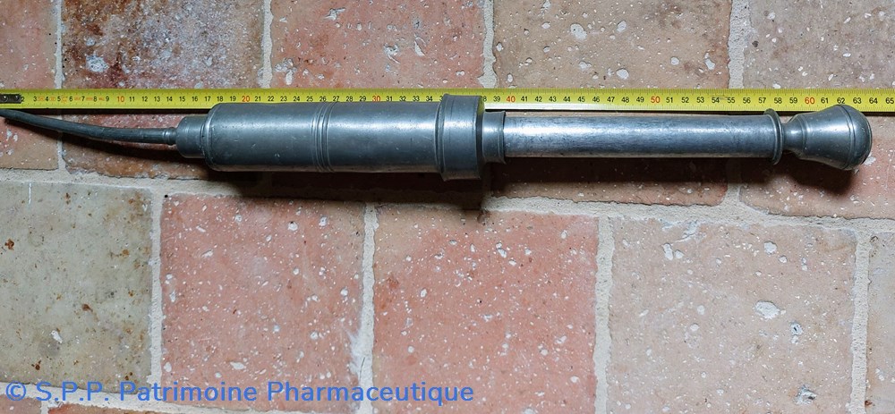 science pharmacie seringue a clystere en etain