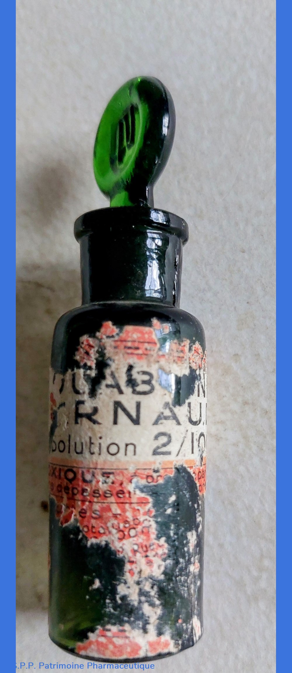 VERT Petit flacon en verre vert 2 science pharmacie vert petit flacon en verre vert