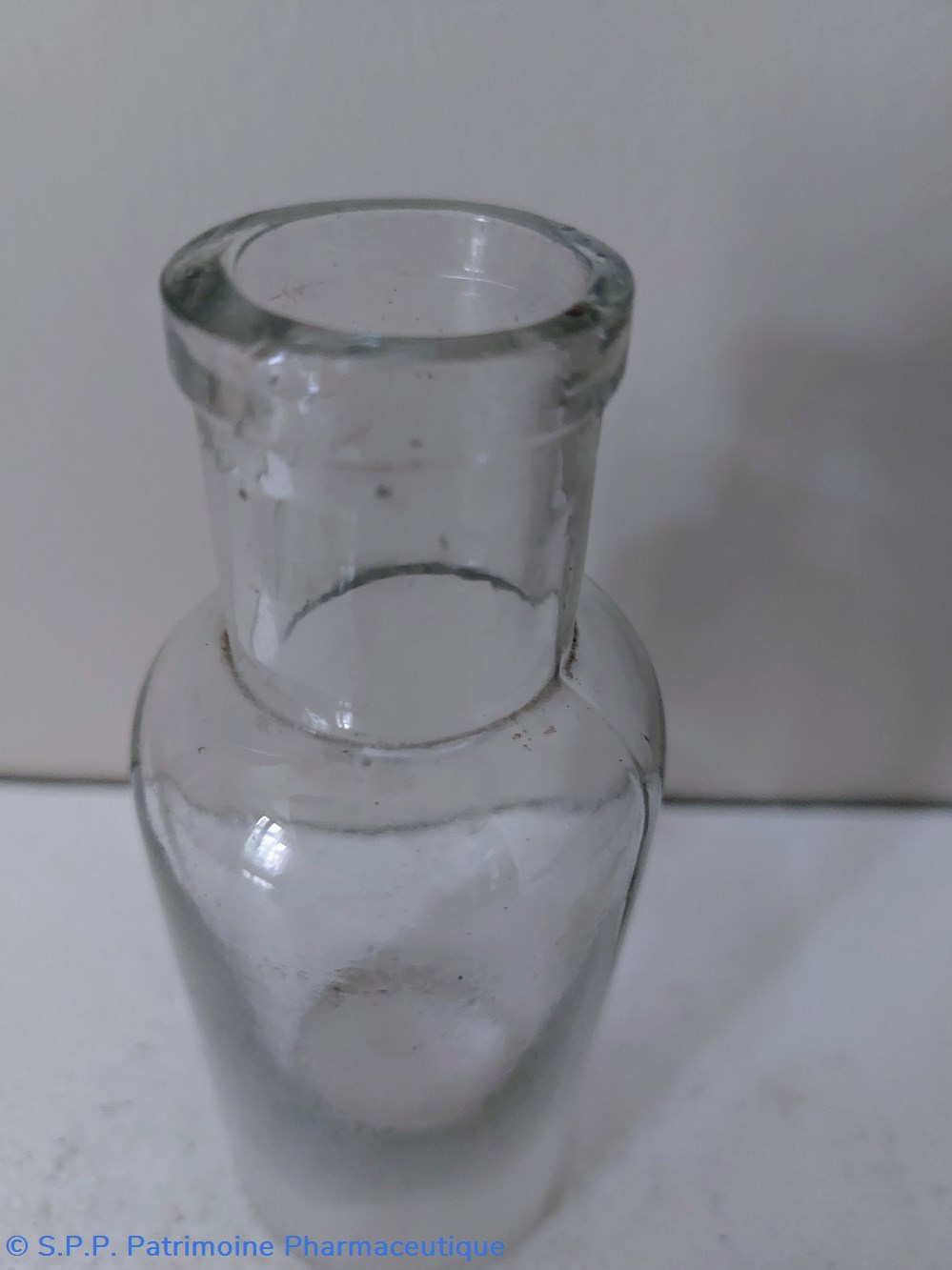 12 / Petit flacon en verre blanc 2 science pharmacie 12 petit flacon en verre blanc