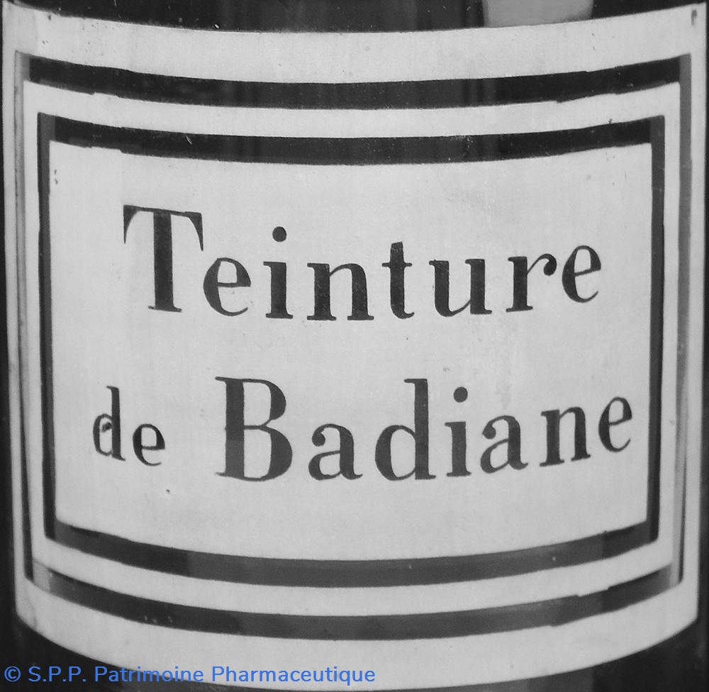 Flacon en verre petit modèle étiquette blanche Pharmacie RAVASSE 2 science flacon en verre petit modele etiquette blanche pharmacie ravasse