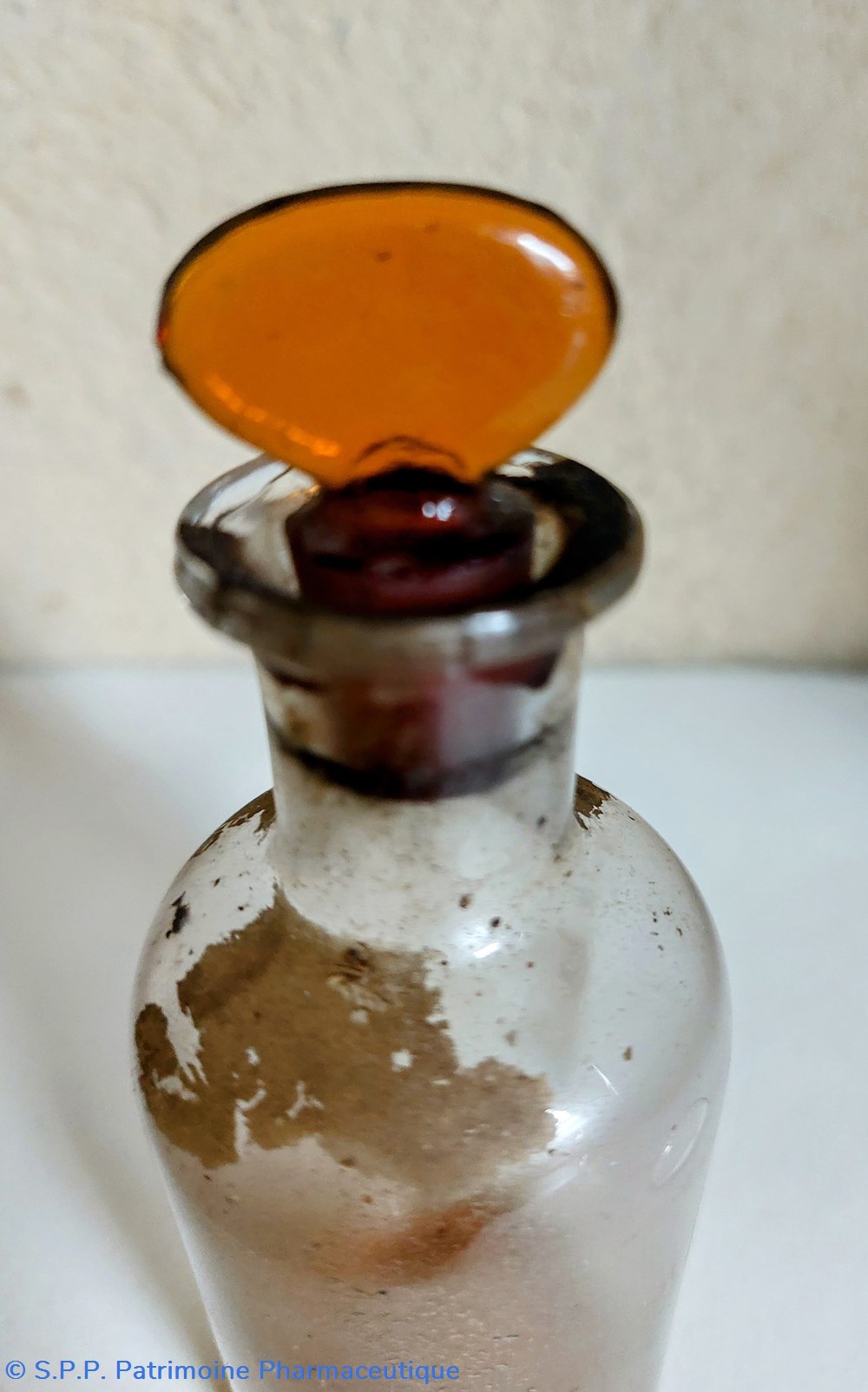 9.5 - Petit flacon en verre 2 science pharmacie 9 5 petit flacon en verre