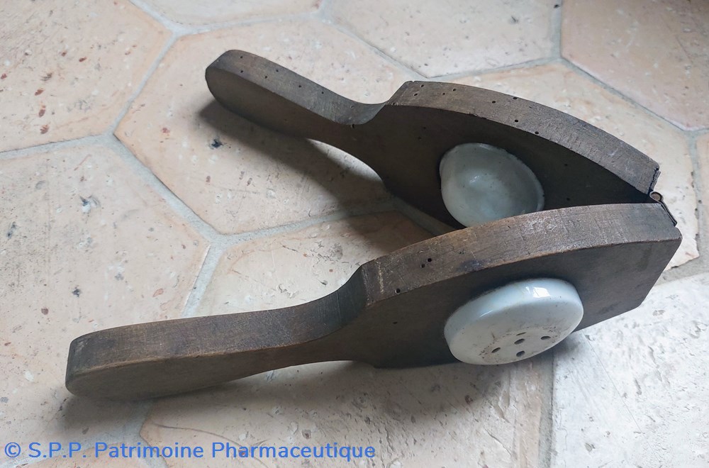 science pharmacie presse manuelle en bois et ceramique