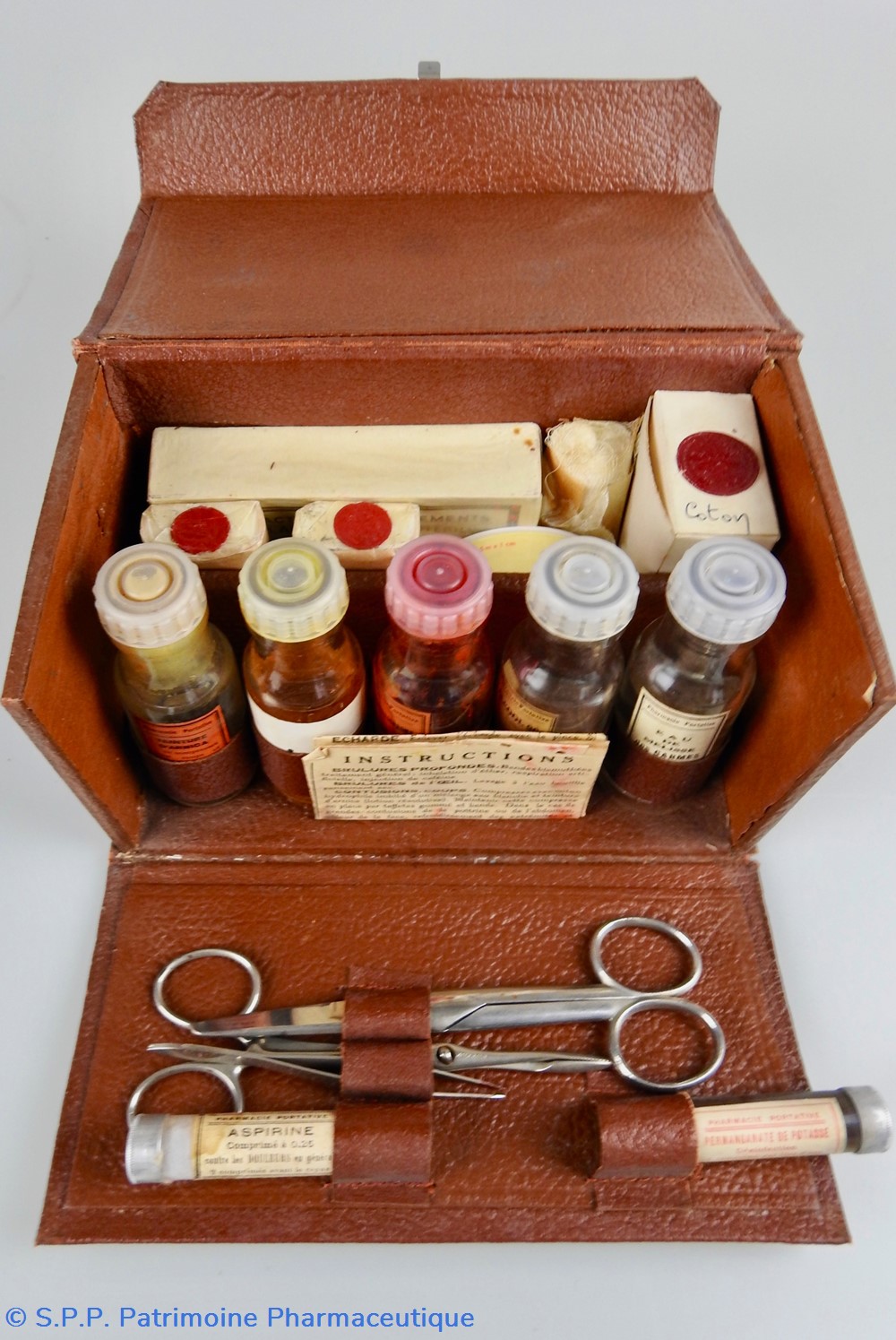 science pharmacie portative urgence en trousse