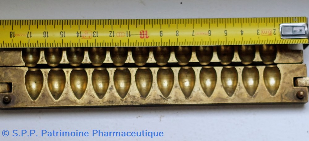 Moule en laiton 12 suppositoires petits logements 7 science pharmacie moule en laiton 12 suppositoires petits logements