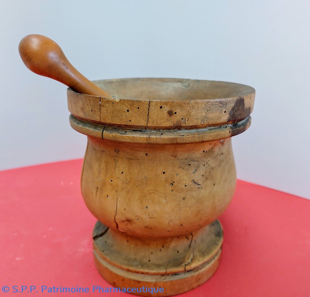 science pharmacie mortier en bois avec un pilon