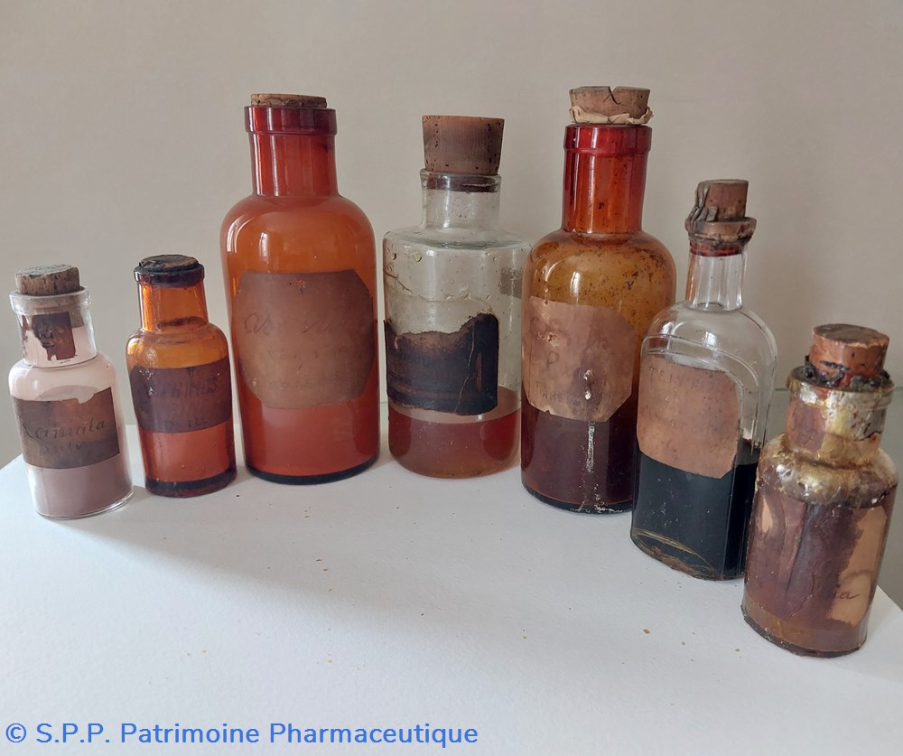 science lot de 7 flacons de pharmacie etiquettes illisibles